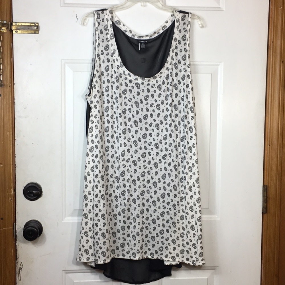 Torrid white and black skull tank size 3